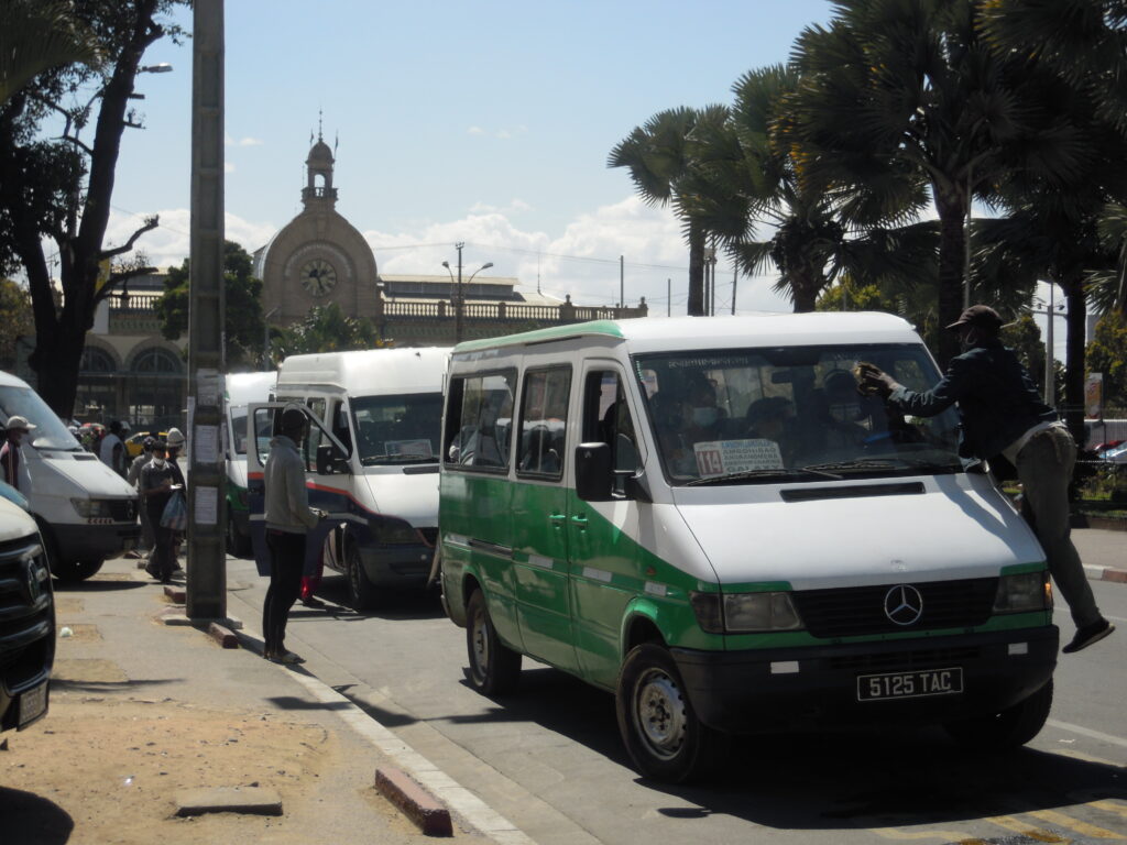 Taxi-be reliant Ambohijanahary Antehiroka à Analakely