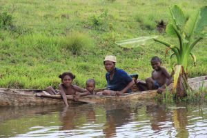 Ma vie dans mon village natal: avec la pirogue dans le canal