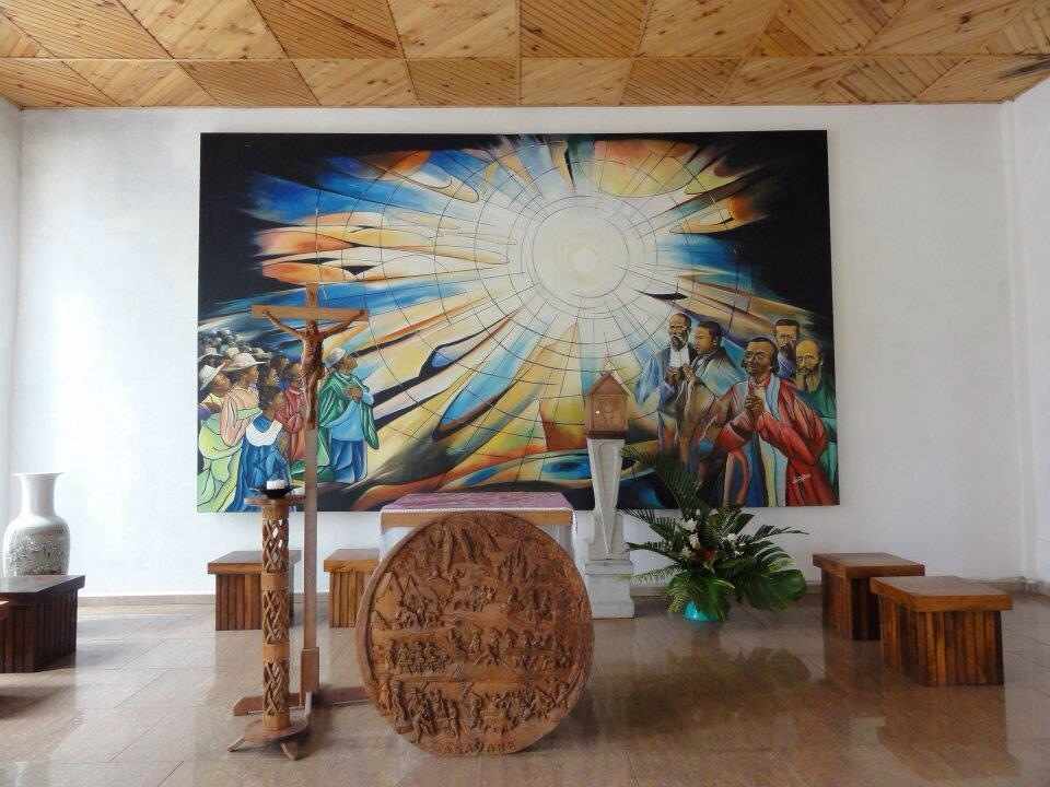 Le Vodiondry: Superbe autel en bois sculpté, dans une église moderne à Madagascar