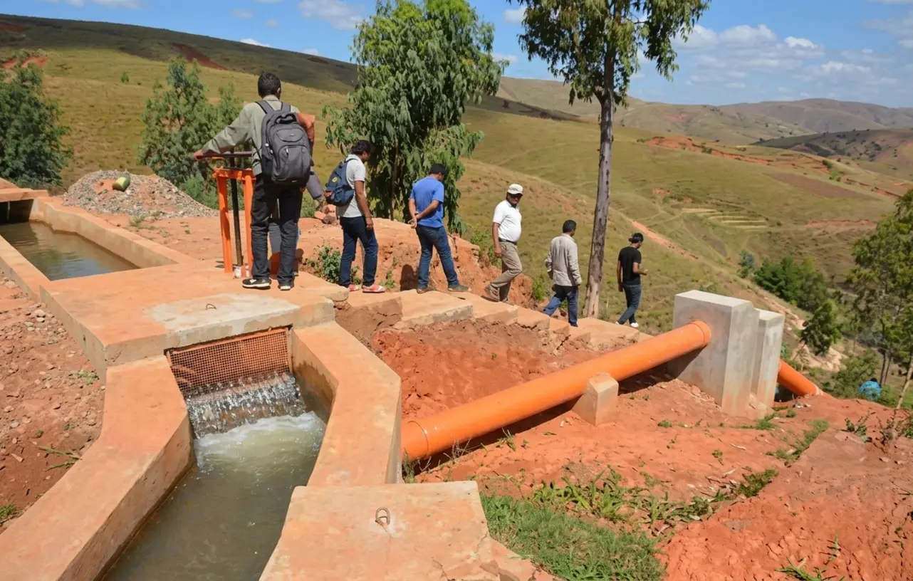 Voyage solidaire - Dans un cadre magnifique, le canal primaire et le début de la conduite forcée d’installations de production hydroélectrique pour 3 villages de la région de Sarobaratra